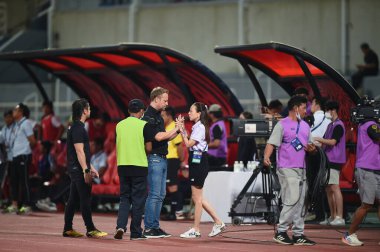 THUMTHANI, THAILAND -11 ARALIK, 2022: Tayland 'ın Nuanpan Lumsam teknik direktörü Tayland ile Tayland arasındaki dostluk maçı sırasında thammasart Stadyumu, Tayland