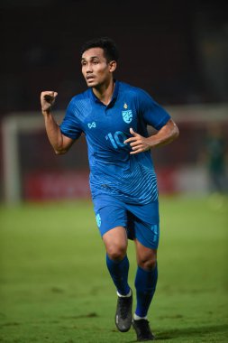 Pathumthani, Tayland - 11 Aralık 2022: Tayland 'daki Thammasat Stadyumu' nda Tayland ile Myanmar arasında oynanan dostluk maçı sırasında Teerasil Dangda # 10 Tayland oyuncusu.