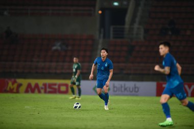 PATUMTHANI, THAILAND -11 ARALIK 2022: 4 numaralı Pansa Hemviboon Tayland Milli Futbol Takımı ile Tayland 'ın Tayland Stadyumu' nda oynanan dostluk maçı sırasında