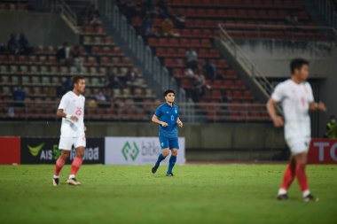 PATHUMTHANI, THAILAND -11 Aralık 2022: Tayland 'daki Tayland Stadyumu' nda Myanmar 'a karşı oynanan dostluk maçı sırasında # 8 Tayland' lı Peeradol Chamrasamee