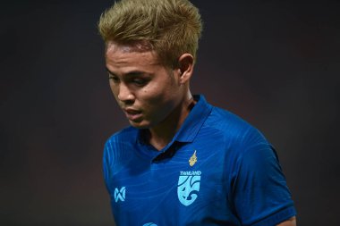 THUMTHANI, THAILAND -11 Aralık 2022: Tayland 'daki Tayland Stadyumu' nda Myanmar 'a karşı oynanan dostluk maçı sırasında Tayland' ın 3 numaralı Bunmathan Tiyatrosu