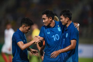 Pathumthani, Tayland - 11 Aralık 2022: Tayland 'daki Thammasat Stadyumu' nda Tayland ile Myanmar arasında oynanan dostluk maçı sırasında Teerasil Dangda # 10 Tayland oyuncusu.