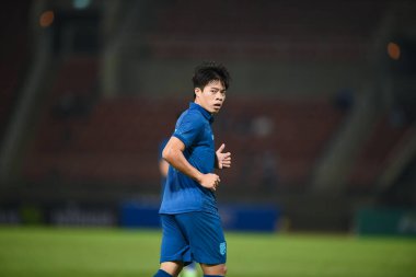 Pathumthani, Tayland: 11 Aralık 2022: Tayland 'daki Thammasart Stadyumu' nda Tayland ile Myanmar arasında oynanan dostluk maçı sırasında 17 numaralı Ekanit Panya oyuncusu 