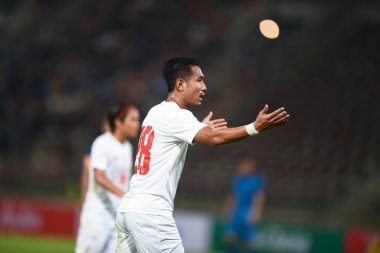 PATUMTHANI, THAILAND - 11 Aralık 2022 Nyfin Chan # 28 Myanmar oyuncusu Tayland 'daki Tayland Stadyumu' nda Myanmar 'a karşı oynanan dostluk maçı sırasında