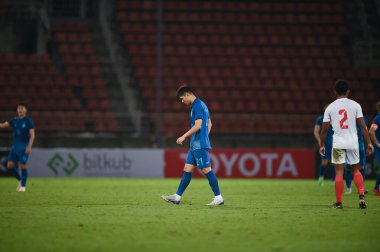 PATHUMTHANI, THAILAND -11 Aralık 2022: Poramet Arjvilai # 21 Tayland ile Tayland arasındaki dostluk maçı sırasında Tayland 'daki Tayland Stadyumu' nda Myanmar 'a karşı