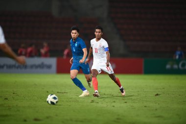 THUMTHANI, THAILAND -11 Aralık 2022: Mg Mg Lwin # 11 Myanmar oyuncusu Tayland ile Tayland 'daki Tayland Stadyumu' nda Myanmar arasında oynanan dostluk maçı sırasında