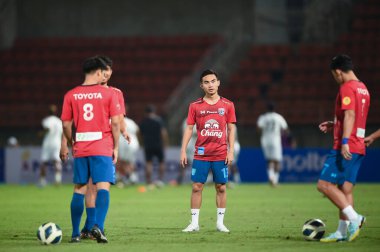 THUMTHANI, THAILAND -11 ARALIK 2022: 13 numaralı Jaruensak Wonggorn Tayland ile Tayland 'daki Tayland Stadyumu' nda Myanmar arasında oynanan dostluk maçı sırasında