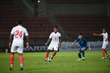 THUMTHANI, THAILAND -11 Aralık 2022: Mg Mg Lwin # 11 Myanmar oyuncusu Tayland ile Tayland 'daki Tayland Stadyumu' nda Myanmar arasında oynanan dostluk maçı sırasında