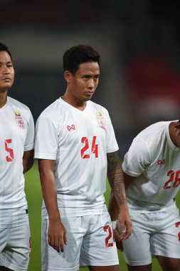 PATUMTHANI, THAILAND -11 ARALIK 2022 Nanda Kyaw # 24 Myanmar Oyuncusu Tayland ile Tayland arasındaki dostluk maçı sırasında thammasart Stadyumu, Tayland