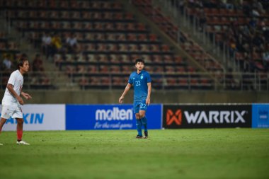 PATUMTHANI, THAILAND -11 ARALIK 2022 Channarong Promsrikaew # 22 Tayland ile Myanmar arasındaki dostluk maçı sırasında Tayland, Tayland 'da