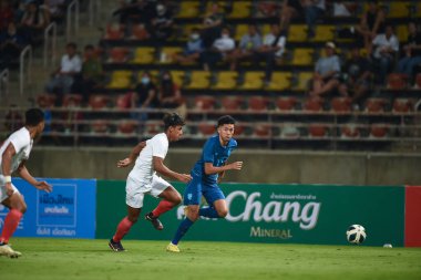 Pathumthani, Tayland - 11 Aralık 2022: Tayland 'daki Thammasat Stadyumu' nda Tayland ile Myanmar arasındaki dostluk maçı sırasında Bordin Phala # 11 Tayland oyuncusu.