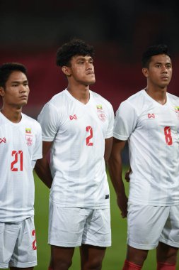 THUMTHANI, THAILAND -11 Aralık 2022: Hein Zayar Lin # 2 Myanmar oyuncusu Tayland ile Tayland 'daki Tayland Stadyumu' nda Myanmar arasında oynanan dostluk maçı sırasında