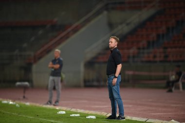 PATUMTHANI, THAILAND -31 MAYIS 2022: Tayland 'da Tayland ile Tayland Stadyumu' nda Myanmar arasında oynanan dostluk maçı sırasında Mano Poking HeadCoach of thailand