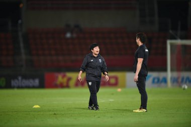 THUMTHANI, THAILAND -31 Mayıs 2022: Tayland ile Tayland 'daki Tayland Stadyumu' nda Myanmar maçında Nuengruthai Sathongvien yardımcı antrenör