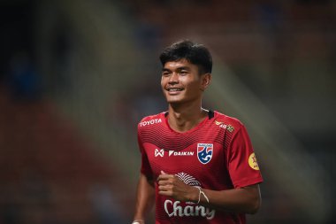 PATHUMTHANI, THAILAND -31 Mayıs 2022: Teerasak Phoeiphimai # 24 Tayland Millî Futbol Takımı ile Tayland 'daki Tayland Stadyumu' nda oynanan Myanmar maçında