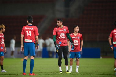 THUMTHANI, THAILAND -11 ARALIK, 2022: Saranon Anuin # 23 Tayland 'lı oyuncu Tayland ile Tayland' daki Tayland Stadyumu 'nda Myanmar arasında oynanan dostluk maçı sırasında