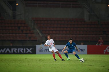 PATUMTHANI, THAILAND -11 ARALIK 2022 Nanda Kyaw # 24 Myanmar Oyuncusu Tayland ile Tayland arasındaki dostluk maçı sırasında thammasart Stadyumu, Tayland