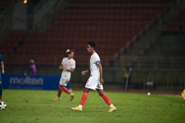 THUMTHANI, THAILAND -11 Aralık 2022: Mg Mg Lwin # 11 Myanmar oyuncusu Tayland ile Tayland 'daki Tayland Stadyumu' nda Myanmar arasında oynanan dostluk maçı sırasında