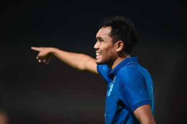 Pathumthani, Tayland - 11 Aralık 2022: Tayland 'daki Thammasat Stadyumu' nda Tayland ile Myanmar arasında oynanan dostluk maçı sırasında Teerasil Dangda # 10 Tayland oyuncusu.