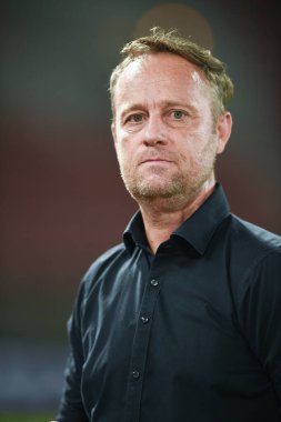 PATUMTHANI, THAILAND -11 Aralık 2022: Tayland 'da Tayland ile Tayland Stadyumu' nda Myanmar arasında oynanan dostluk maçı sırasında Mano Poking HeadCoach of thailand