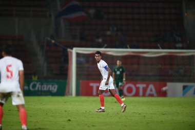 THUMTHANI, THAILAND -11 Aralık 2022: Mg Mg Lwin # 11 Myanmar oyuncusu Tayland ile Tayland 'daki Tayland Stadyumu' nda Myanmar arasında oynanan dostluk maçı sırasında