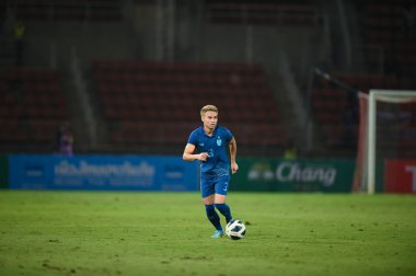 THUMTHANI, THAILAND -11 Aralık 2022: Tayland 'daki Tayland Stadyumu' nda Myanmar 'a karşı oynanan dostluk maçı sırasında Tayland' ın 3 numaralı Bunmathan Tiyatrosu