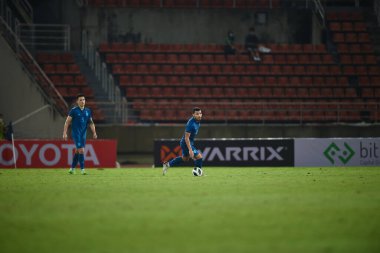 THUMTHANI, THAILAND -11 ARALIK 2022 Kritsada Kaman # 12 Tayland dostluk maçı sırasında Tayland 'daki Tayland Stadyumu' nda Myanmar 'a karşı