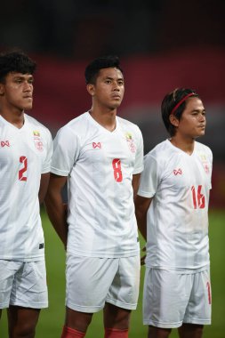 THUMTHANI, THAILAND -11 ARALIK 2022 Kyaw Min-oo # 8 Myanmar oyuncusu Tayland ile Tayland 'daki Tayland Stadyumu' nda oynanan dostluk maçı sırasında