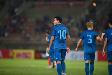 Pathumthani, Tayland - 11 Aralık 2022: Tayland 'daki Thammasat Stadyumu' nda Tayland ile Myanmar arasında oynanan dostluk maçı sırasında Teerasil Dangda # 10 Tayland oyuncusu.