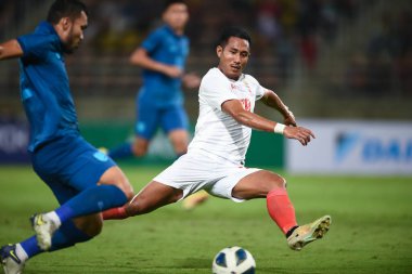 PATUMTHANI, THAILAND - 11 Aralık 2022 Nyfin Chan # 28 Myanmar oyuncusu Tayland 'daki Tayland Stadyumu' nda Myanmar 'a karşı oynanan dostluk maçı sırasında