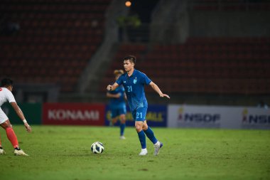 PATHUMTHANI, THAILAND -11 Aralık 2022: Poramet Arjvilai # 21 Tayland ile Tayland arasındaki dostluk maçı sırasında Tayland 'daki Tayland Stadyumu' nda Myanmar 'a karşı