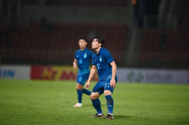 Pathumthani, Tayland: 11 Aralık 2022: Tayland 'daki Thammasart Stadyumu' nda Tayland ile Myanmar arasında oynanan dostluk maçı sırasında 17 numaralı Ekanit Panya oyuncusu 