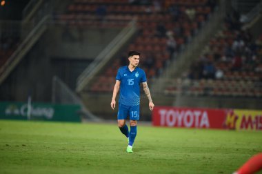 THUMTHANI, THAILAND -11 ARALIK 2022: 15 numaralı Suphanan Bureerat Tayland ile Tayland arasındaki dostluk maçı sırasında Tayland 'daki Tayland Stadyumu' nda Myanmar 'a karşı