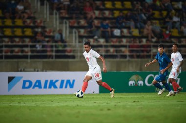 PATUMTHANI, THAILAND - 11 Aralık 2022 Nyfin Chan # 28 Myanmar oyuncusu Tayland 'daki Tayland Stadyumu' nda Myanmar 'a karşı oynanan dostluk maçı sırasında