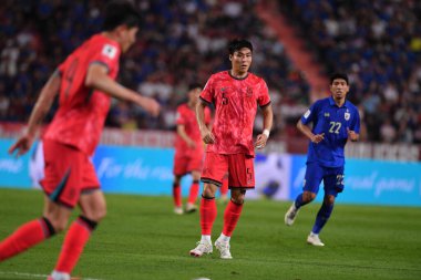 Bangkok, Tayland - 26 Mart 2024: Dünya Kupası sırasında Güney Kore 'nin 5 numaralı Park Jin-Seob oyuncusu, Tayland' daki Rajamangkala Stadyumu 'nda Güney Kore' ye karşı mücadele etti.