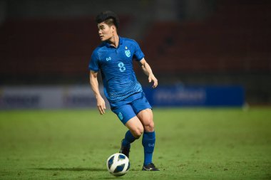 PATHUMTHANI, THAILAND -11 Aralık 2022: Tayland 'daki Tayland Stadyumu' nda Myanmar 'a karşı oynanan dostluk maçı sırasında # 8 Tayland' lı Peeradol Chamrasamee