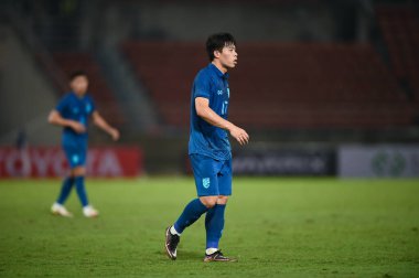 Pathumthani, Tayland: 11 Aralık 2022: Tayland 'daki Thammasart Stadyumu' nda Tayland ile Myanmar arasında oynanan dostluk maçı sırasında 17 numaralı Ekanit Panya oyuncusu 