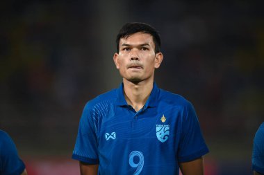 THUMTHANI, THAILAND -11 ARALIK 2022 Adisak Kraisorn # 9 Tayland ile Tayland arasındaki dostluk maçı sırasında Tayland 'daki Tayland Stadyumu' nda Myanmar 'a karşı