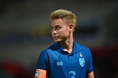 THUMTHANI, THAILAND -11 Aralık 2022: Tayland 'daki Tayland Stadyumu' nda Myanmar 'a karşı oynanan dostluk maçı sırasında Tayland' ın 3 numaralı Bunmathan Tiyatrosu