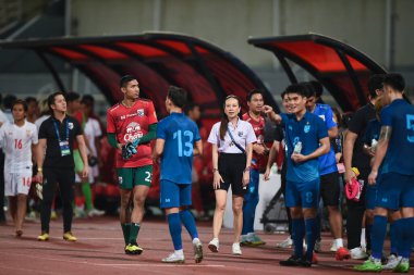 PATUMTHANI, THAILAND -31 Mayıs 2022: Tayland 'ın Nuanpan Lumsam teknik direktörü Tayland ile Tayland arasındaki dostluk maçı sırasında thammasart Stadyumu, Tayland' da Myanmar 'a karşı