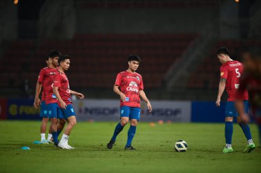 PATHUMTHANI, THAILAND -11 Aralık 2022: Tayland 'daki Tayland Stadyumu' nda Myanmar 'a karşı oynanan dostluk maçı sırasında # 8 Tayland' lı Peeradol Chamrasamee