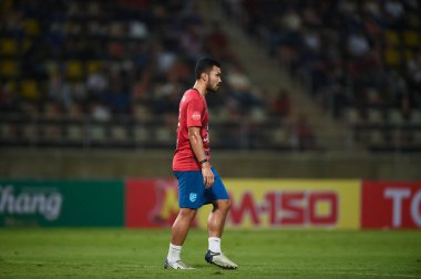 THUMTHANI, THAILAND -11 ARALIK 2022 Kritsada Kaman # 12 Tayland dostluk maçı sırasında Tayland 'daki Tayland Stadyumu' nda Myanmar 'a karşı