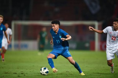 Pathumthani, Tayland - 11 Aralık 2022: Tayland 'daki Thammasat Stadyumu' nda Tayland ile Myanmar arasındaki dostluk maçı sırasında Bordin Phala # 11 Tayland oyuncusu.