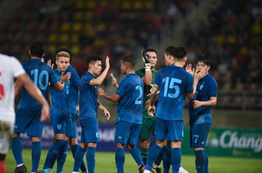 Pathumthani-Tayland: 11DEC2022: Tayland ile Tayland arasındaki dostluk maçı sırasında Tayland 'daki Tayland Stadyumu' nda Myanmar 'a karşı