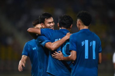 THUMTHANI, THAILAND -11 ARALIK 2022 Adisak Kraisorn # 9 Tayland ile Tayland arasındaki dostluk maçı sırasında Tayland 'daki Tayland Stadyumu' nda Myanmar 'a karşı