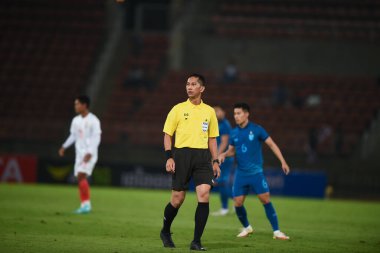 PATHUMTHANI, THAILAND -11 Aralık 2022: Mohd Amirul İzwan Bin Yaacob, Tayland 'daki Myanmar' a karşı oynanan maçta hakemlik yaptı.
