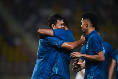 THUMTHANI, THAILAND -11 ARALIK 2022 Adisak Kraisorn # 9 Tayland ile Tayland arasındaki dostluk maçı sırasında Tayland 'daki Tayland Stadyumu' nda Myanmar 'a karşı