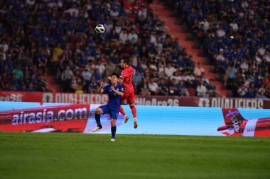 Bangkok, Tayland - 26 Mart 2024: Dünya Kupası sırasında Suphachok Sarachat # 7 Tayland Millî Futbol Takımı, Tayland 'daki Rajamangala Stadyumu' nda Güney Kore 'ye karşı mücadele etti.. 