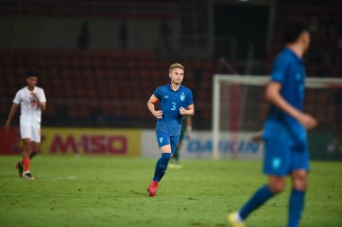 THUMTHANI, THAILAND -11 Aralık 2022: Tayland 'daki Tayland Stadyumu' nda Myanmar 'a karşı oynanan dostluk maçı sırasında Tayland' ın 3 numaralı Bunmathan Tiyatrosu