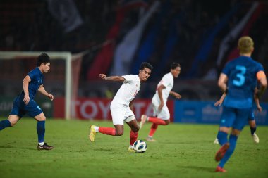 Pathumthani, Tayland - 11 Aralık 2022: Tayland 'daki Thammasat Stadyumu' nda Tayland ile Myanmar arasındaki dostluk maçı sırasında Bordin Phala # 11 Tayland oyuncusu.